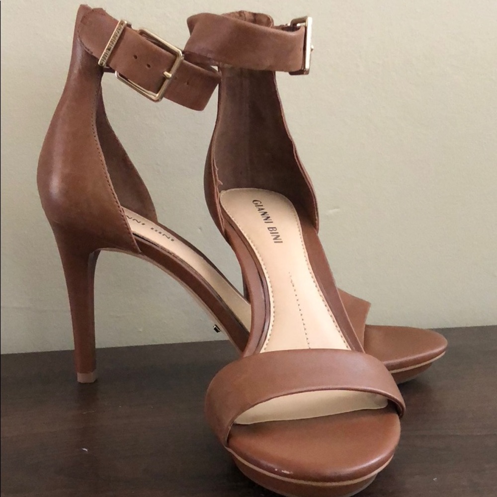 Never worn Gianni Bini Heels